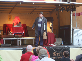 Zauberkunst auf der Bühne auf dem Markplatz - Matthias Drechsel