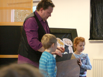 Die Kinder können selbst beim Programm mitwirken - Zauberkünstler Matthias Drechsel in der evangelischen Kirche
